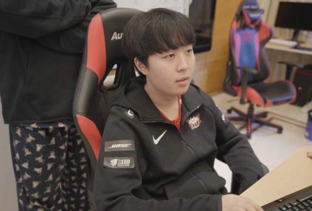 邵佳一谈成为国足主帅：正在家看电脑突然收到700多条信息